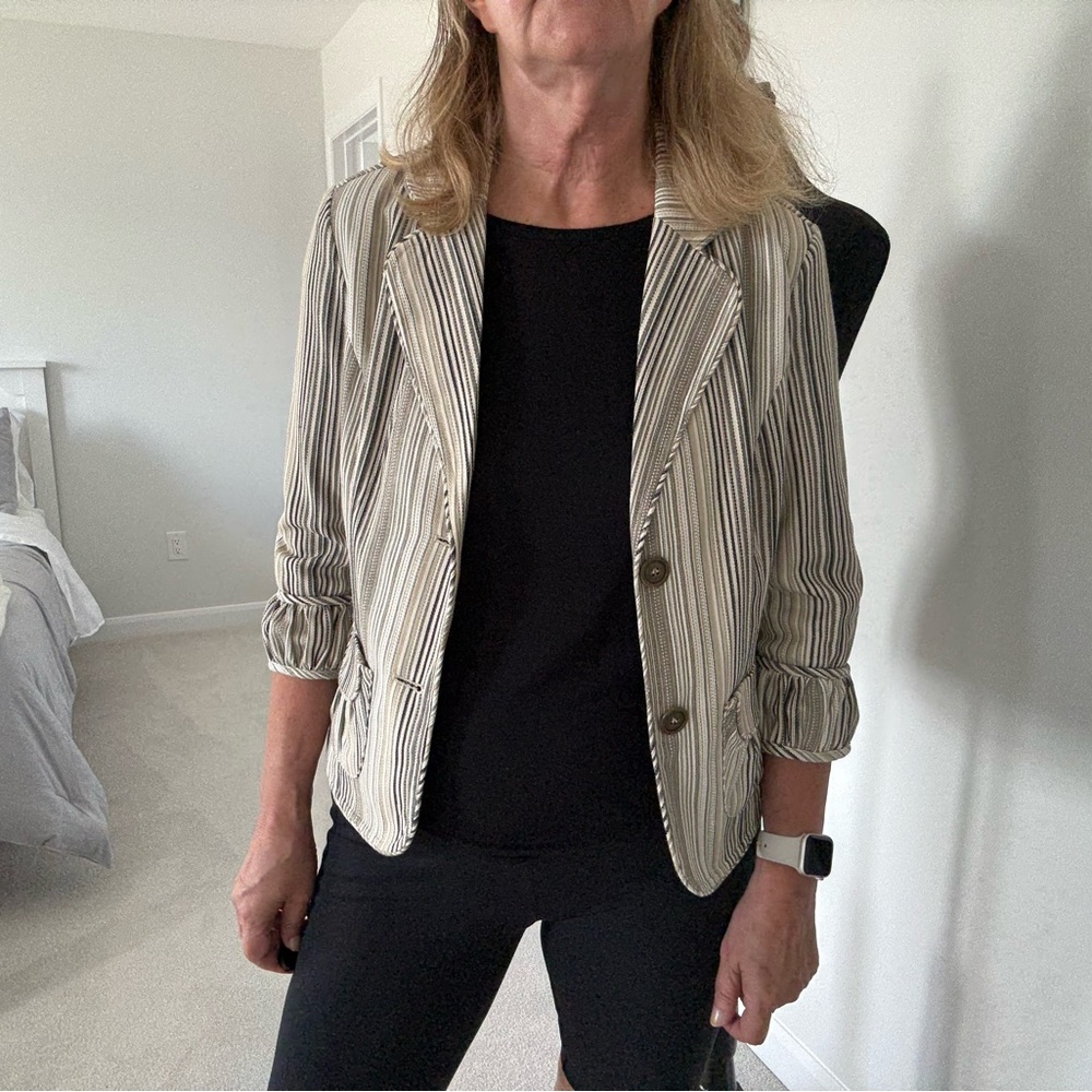 Ladies Blazer with Structured Shoulders and Tailored Fit